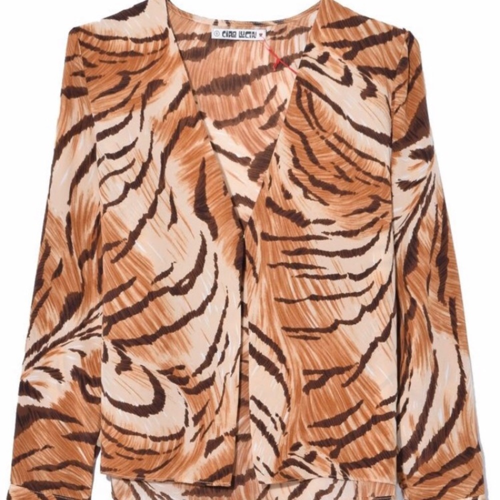CIAOLUCIA sleeve top with a deep v-neckline - Picture 2 of 7